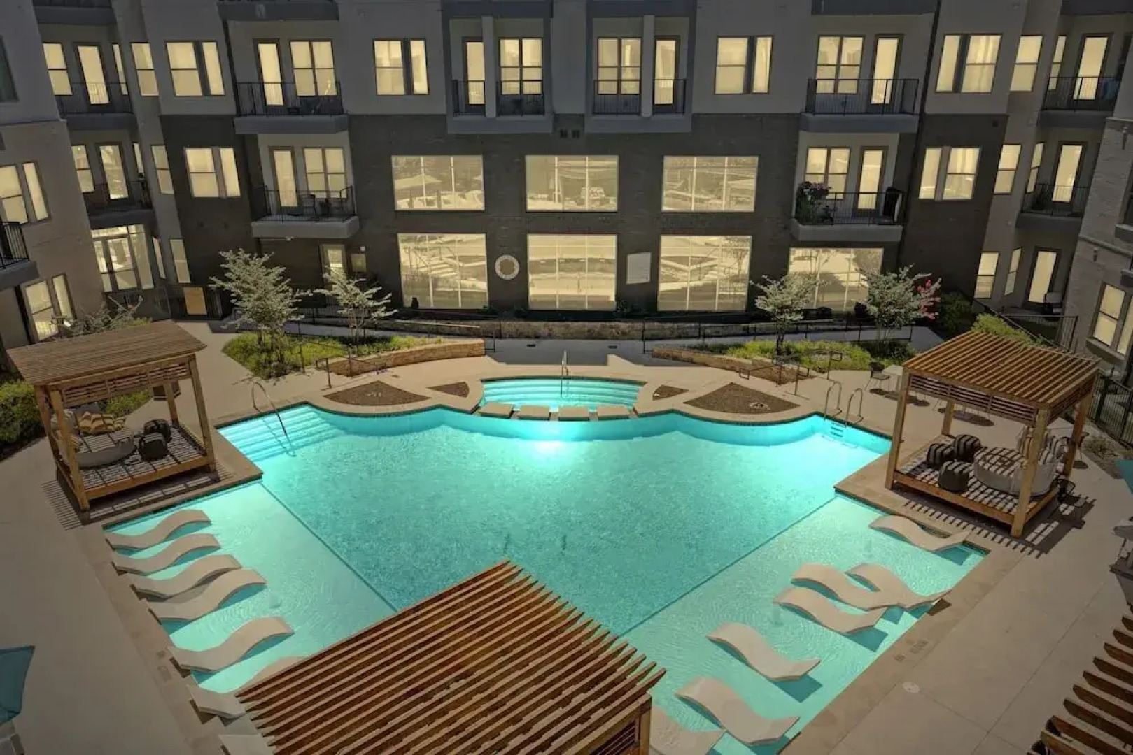 Maison De Luxe Brand New Cozy, Prime Location 1 Bedroom Condo by Redawning