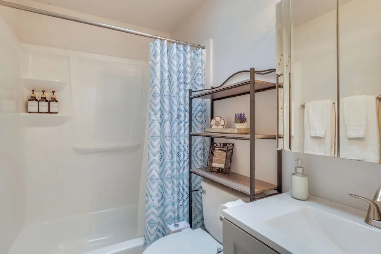 7 Mi to Dtwn: Pet-friendly Abode in Seattle!