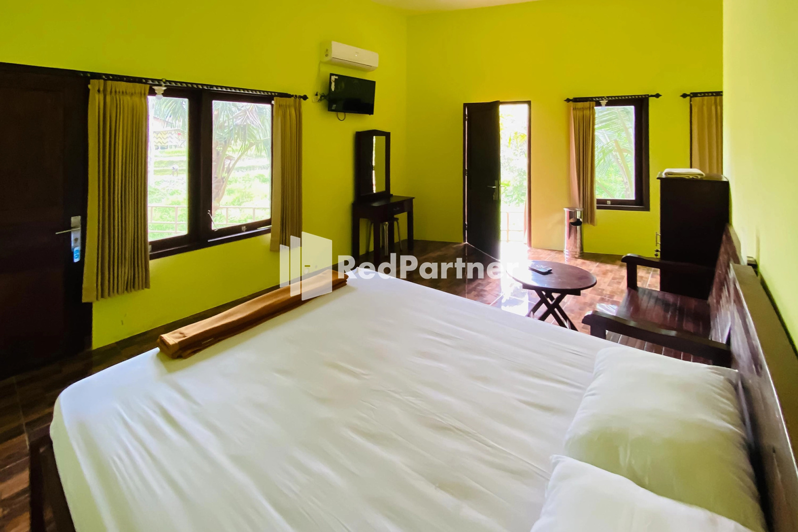 Rumah Kayu Pinggir Kali