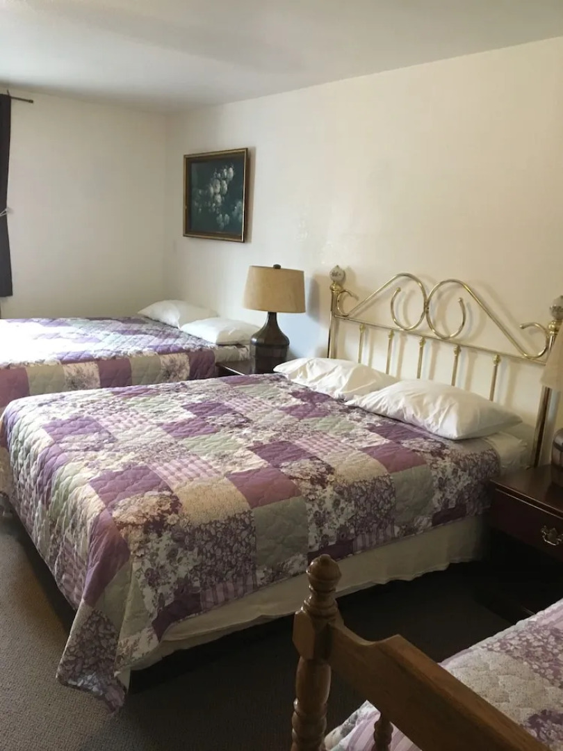 Scully's Manistee Outpost Motel