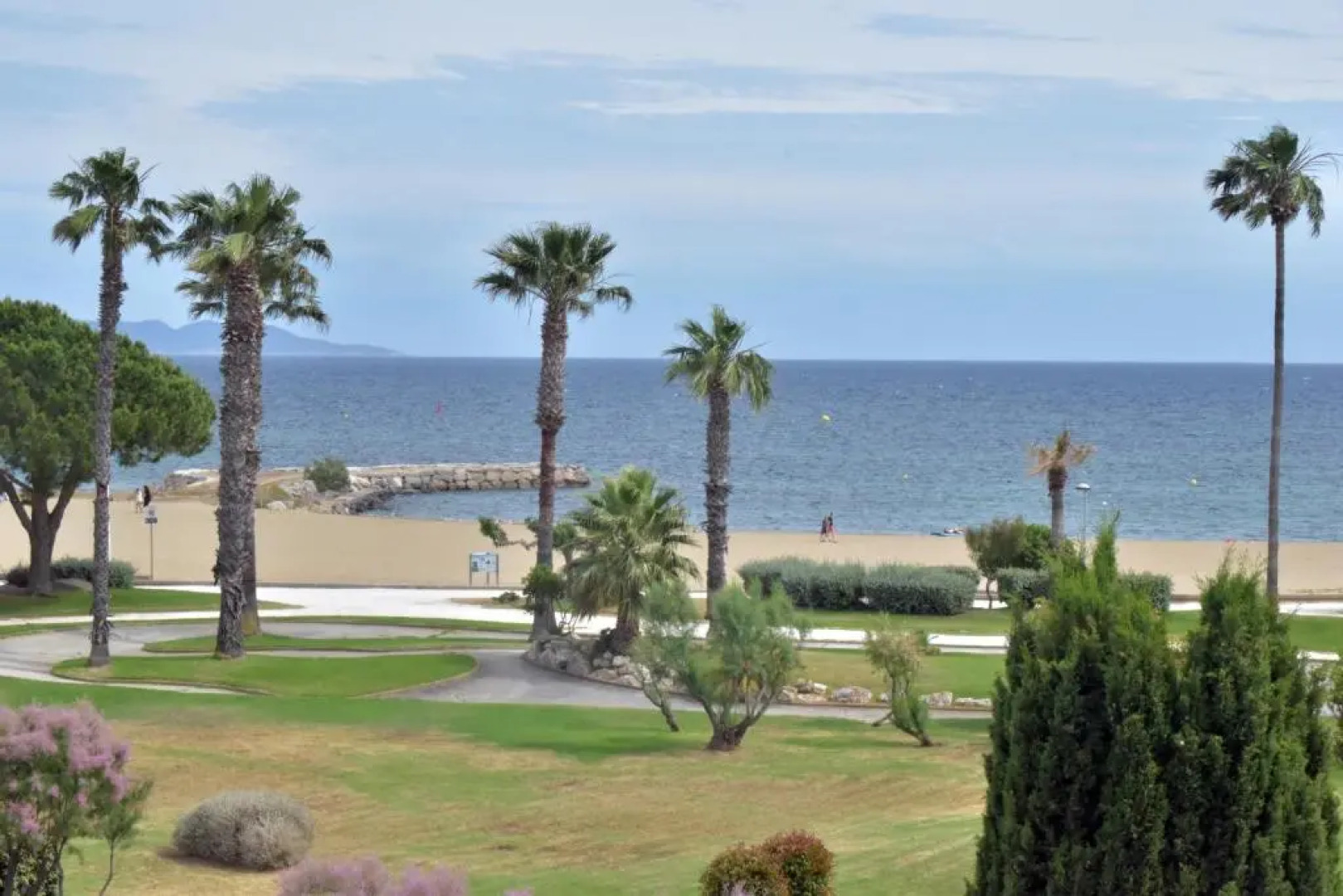 5 personnes les pieds dans l'eau à Santa-Cruz