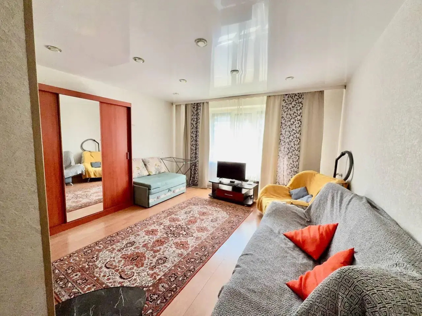 Апартаменты на проспекте Шахтёров 16