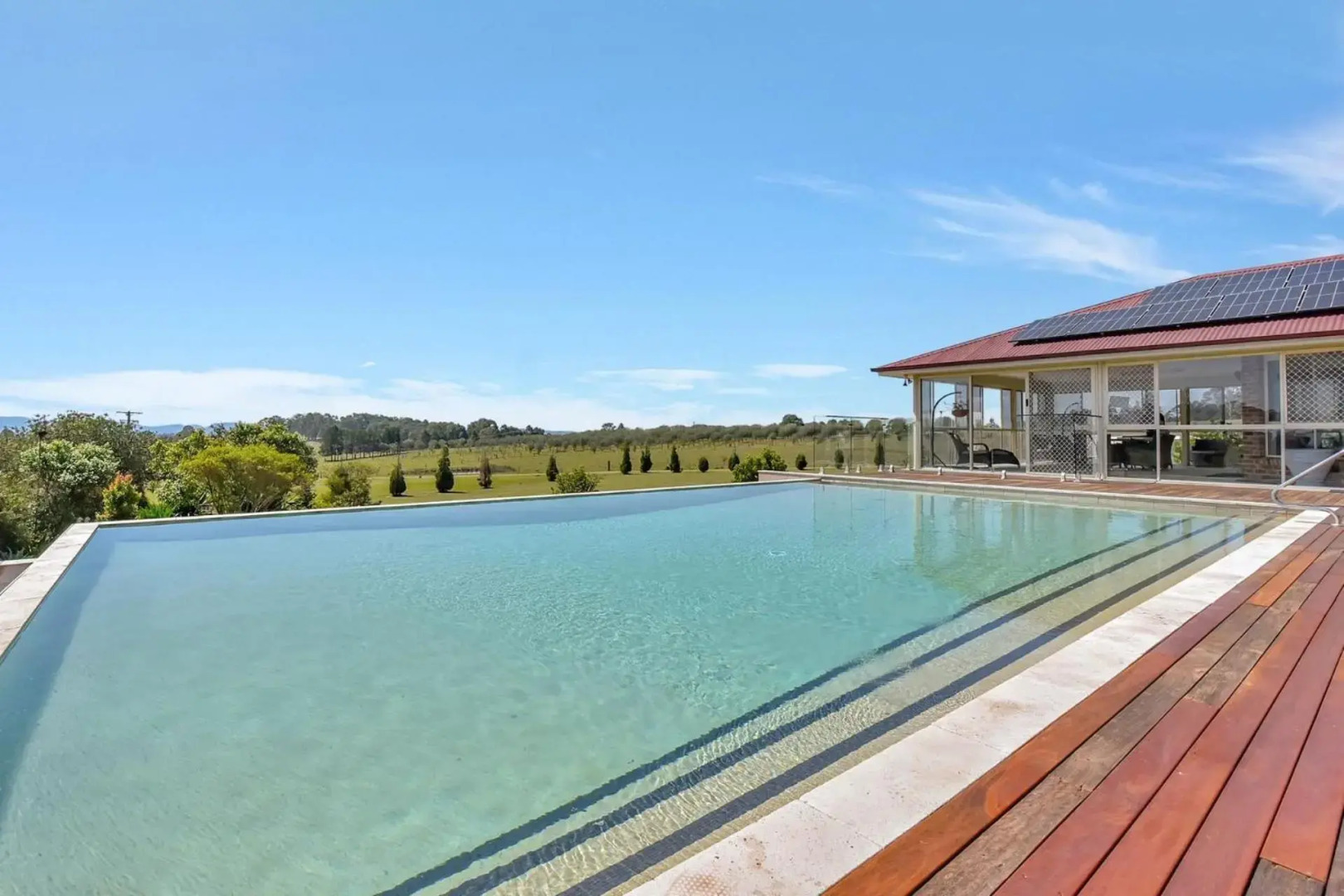 Noble Willow Estate Lovedale. Super Spacious, with views and pool