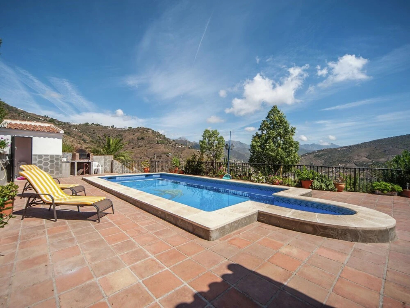 Spacious Cottage With Private Pool and Beautiful Views of Mountains and sea