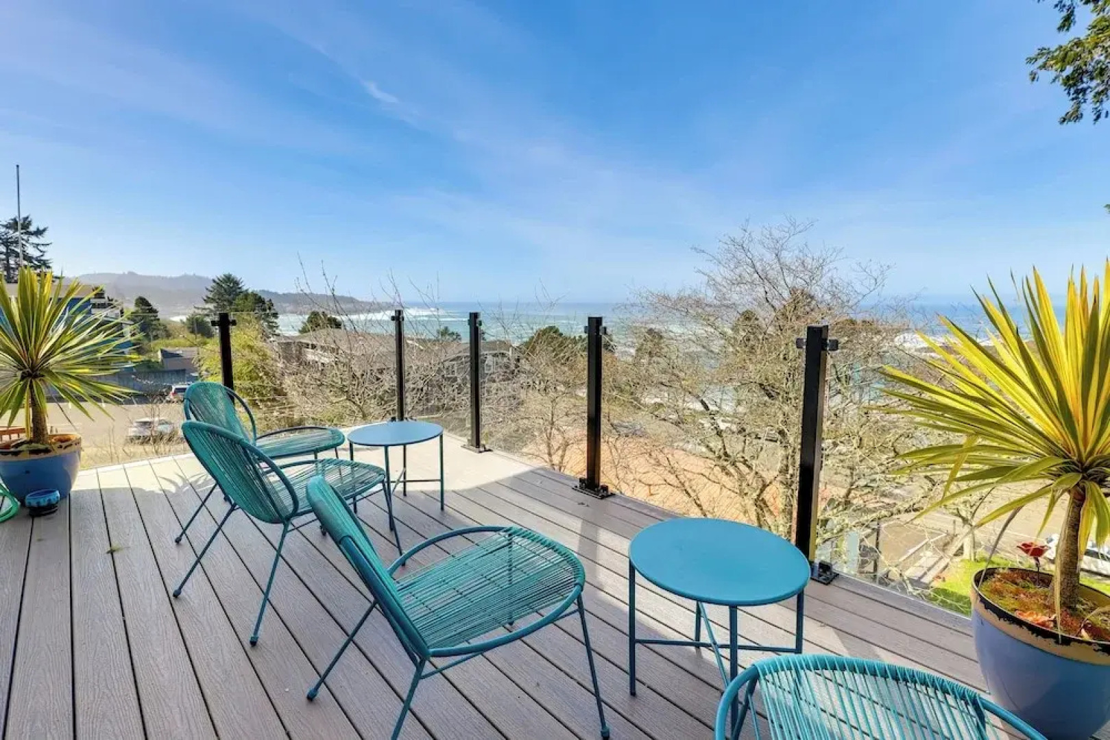 Scenic Depoe Bay Townhome w/ Deck < 1 Mi to Parks!
