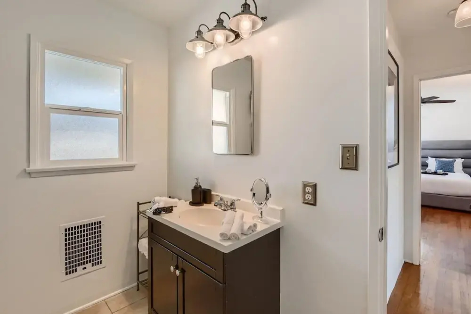 Walk to Beach - King Apt In 1 Area - AB