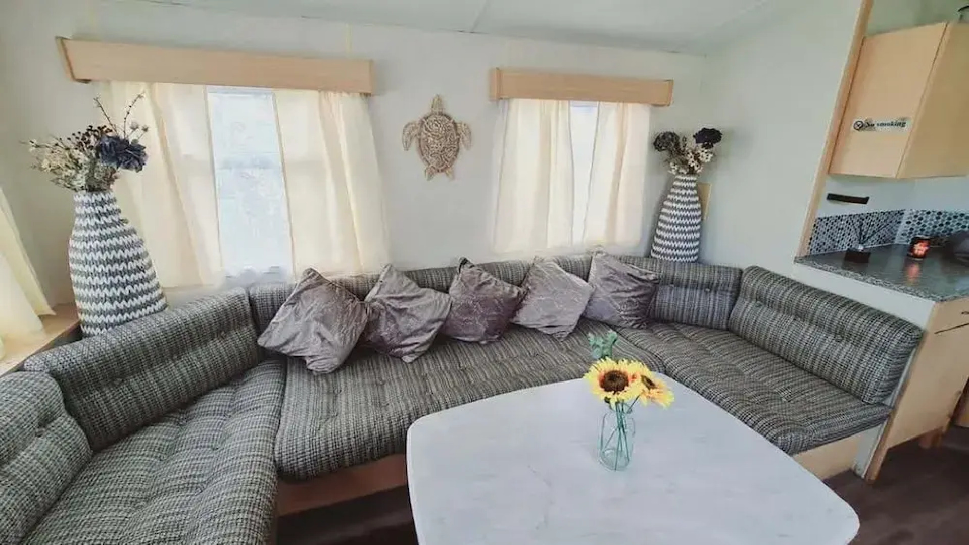 3-bed Cabin, Sleeps 6 With Pool & 5 Mins to Beach