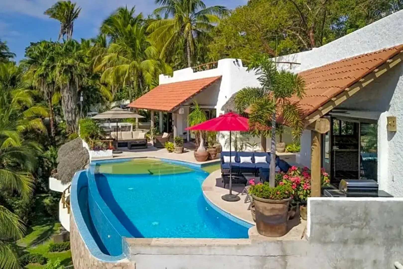 Villa Kiwi. Huge Pool, Steps To Town n Beach. 6 plus BRM 7.5 BTH 3 KCN