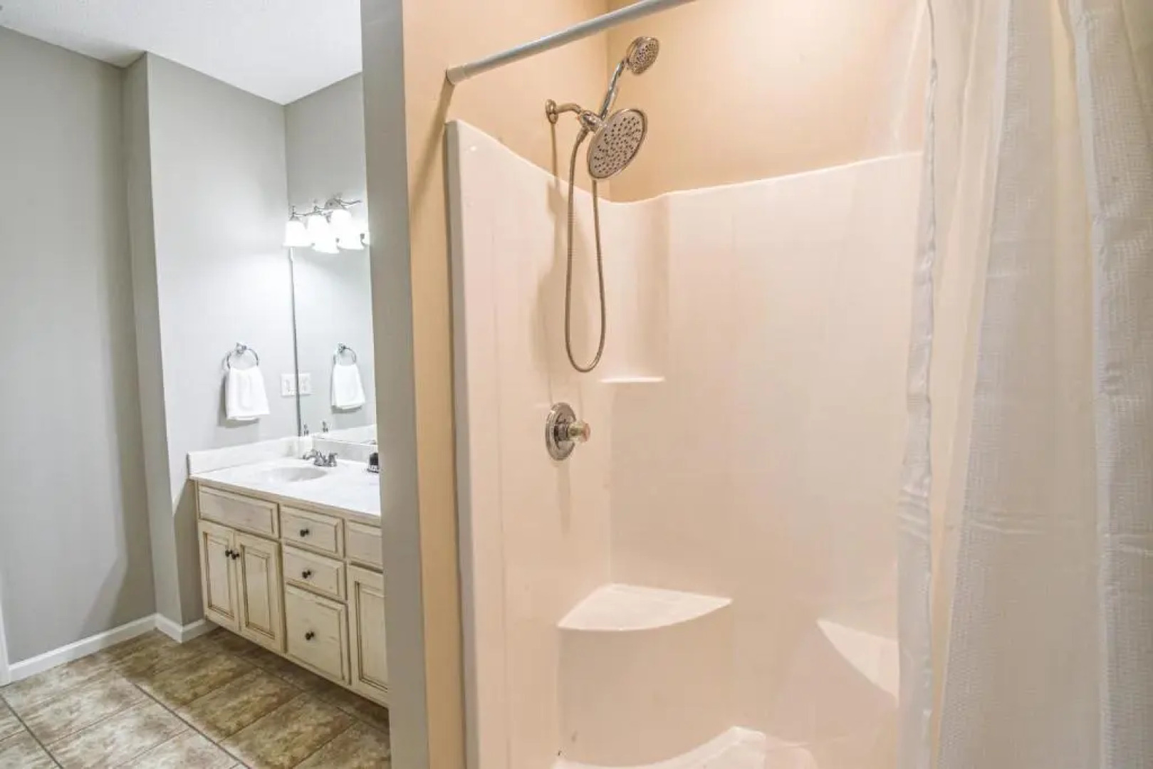 The Crimson Retreat Only 5 Miles to the Stadium BBQ Coffee Games