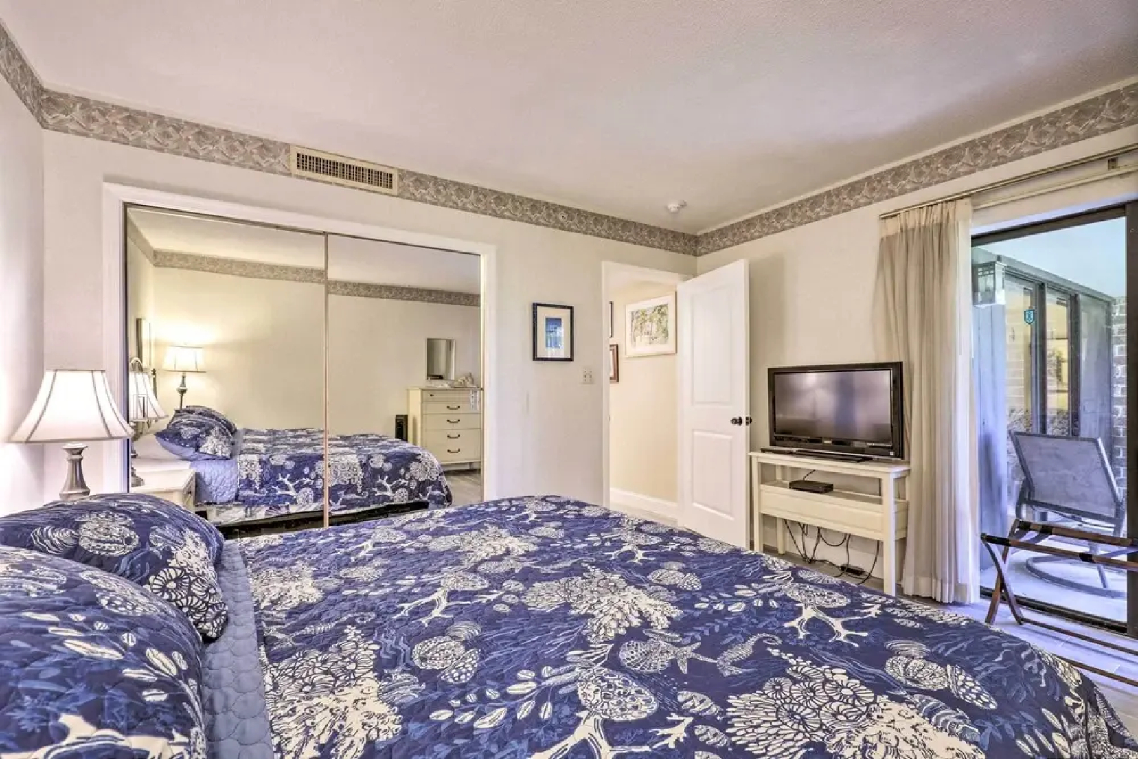 Large Tampa-area Condo - 15 Mi Clearwater Beach!