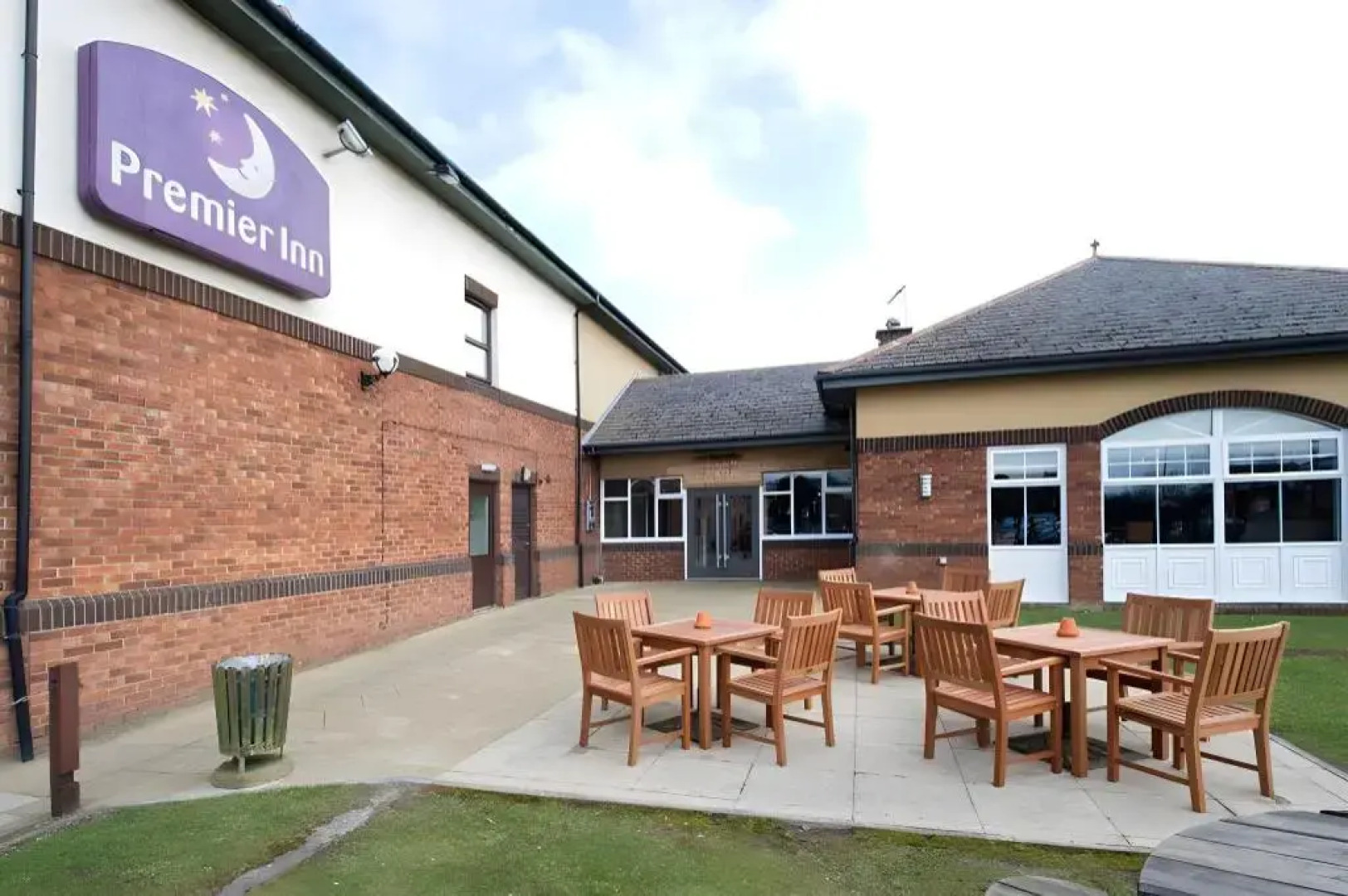 Premier Inn Livingston (M8/J3)
