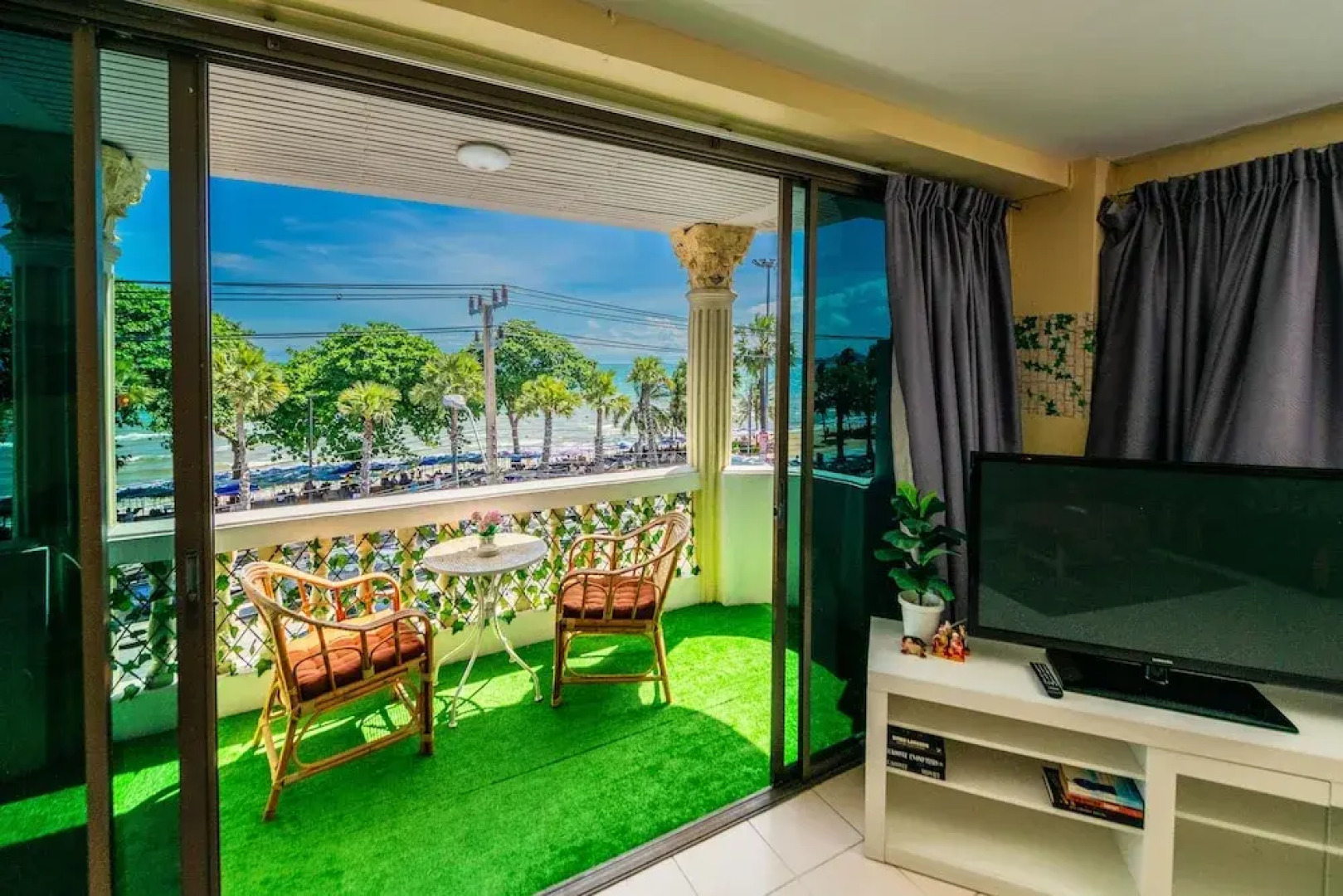 Happy Vikings - Beachfront