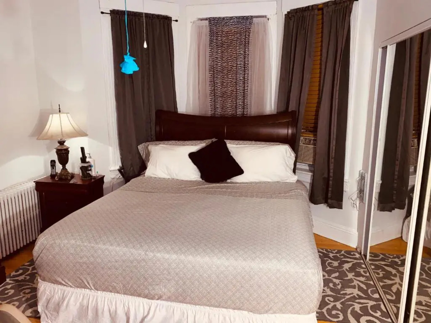 7 Room with Jacuzzi, Massage Seat, and Parking Spac, 15 mins in bus and 7 minutes via New York Waterway Ferry to the CITY - THE BEST CHOICES!!