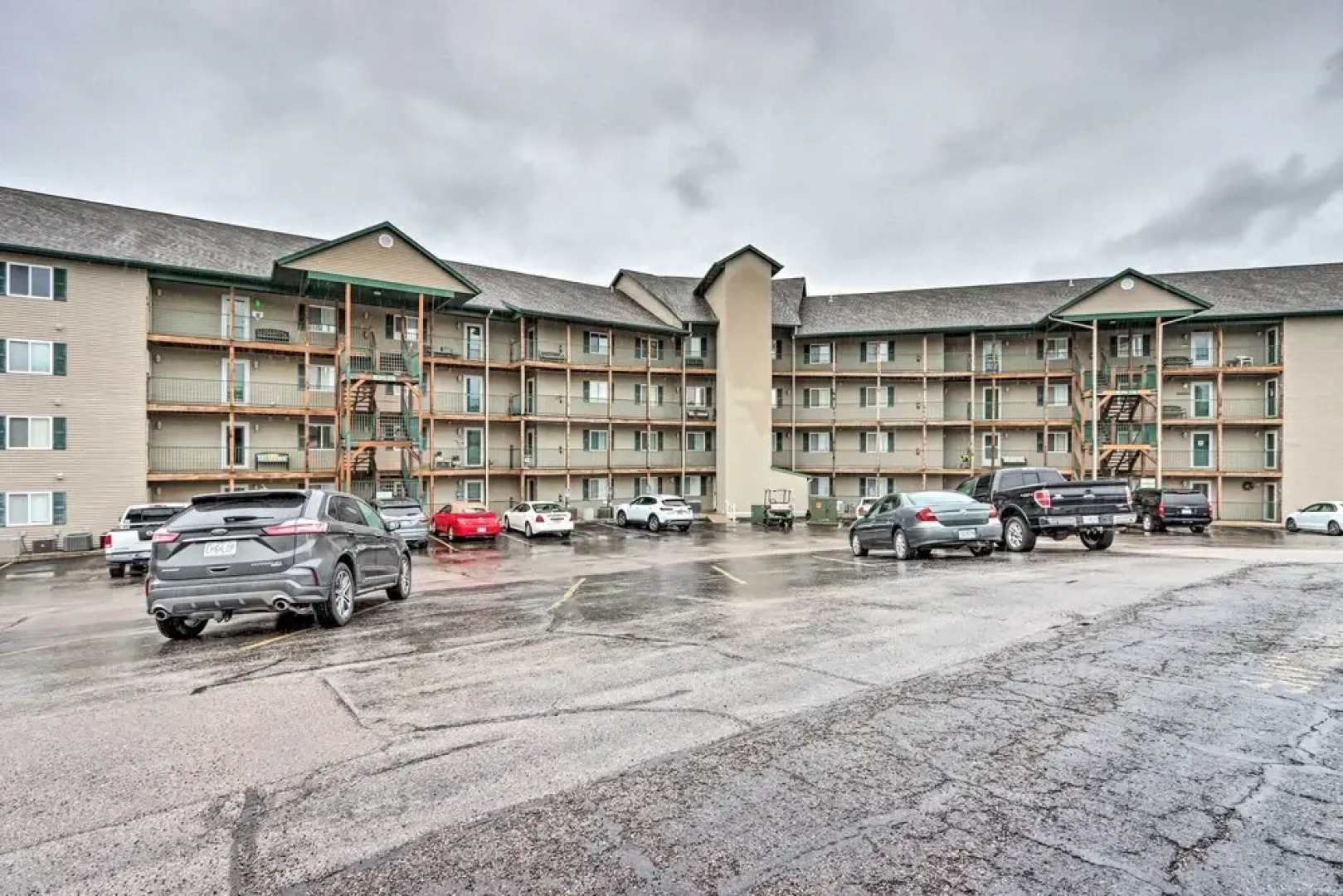 Pool Access & Lake Views: Camdenton Condo