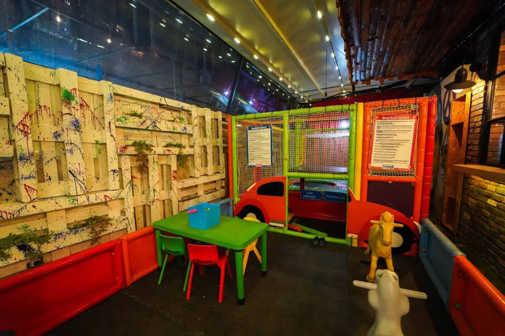 Voswos Garage Coffee & Hotel