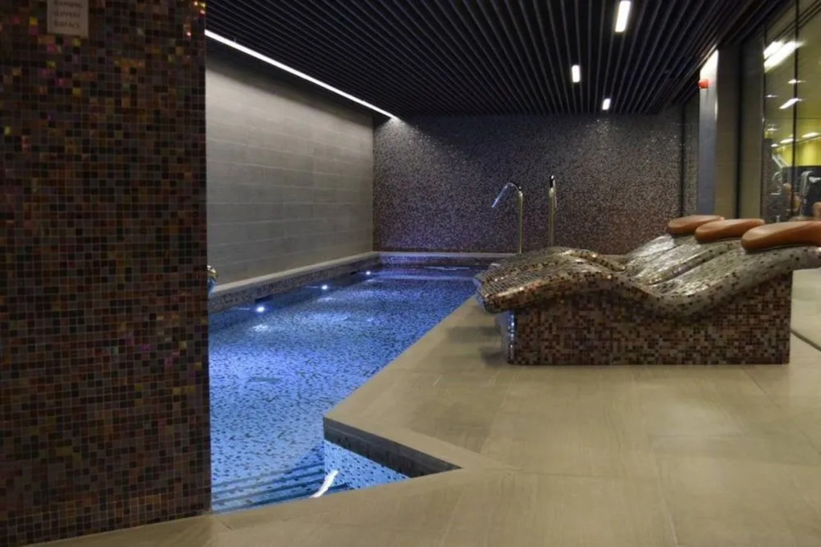 Stylish 2 Bedroom With Access to Pool and Gym