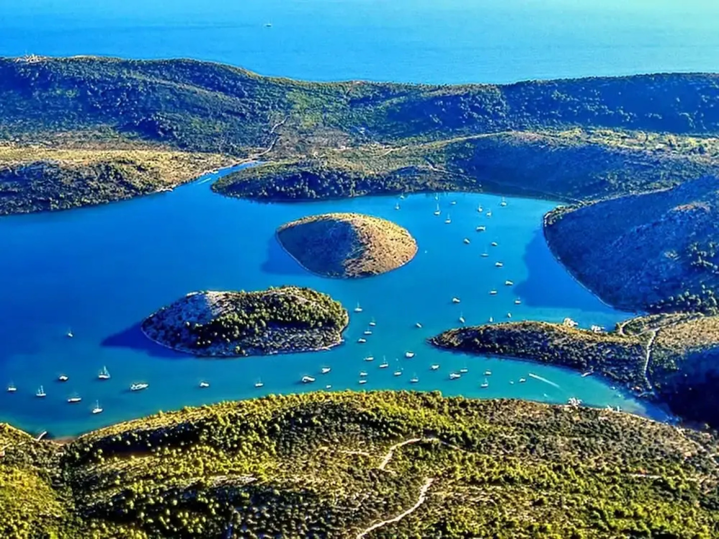 Nice Apartment With Roofed Terrace, Near the Sea