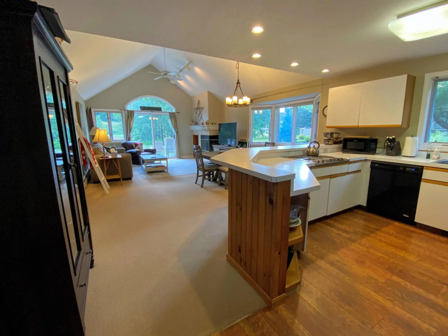 FV4 Fairway Village Condo, close to Omni Mount Washington! Fireplace, wifi, golf, skiing!