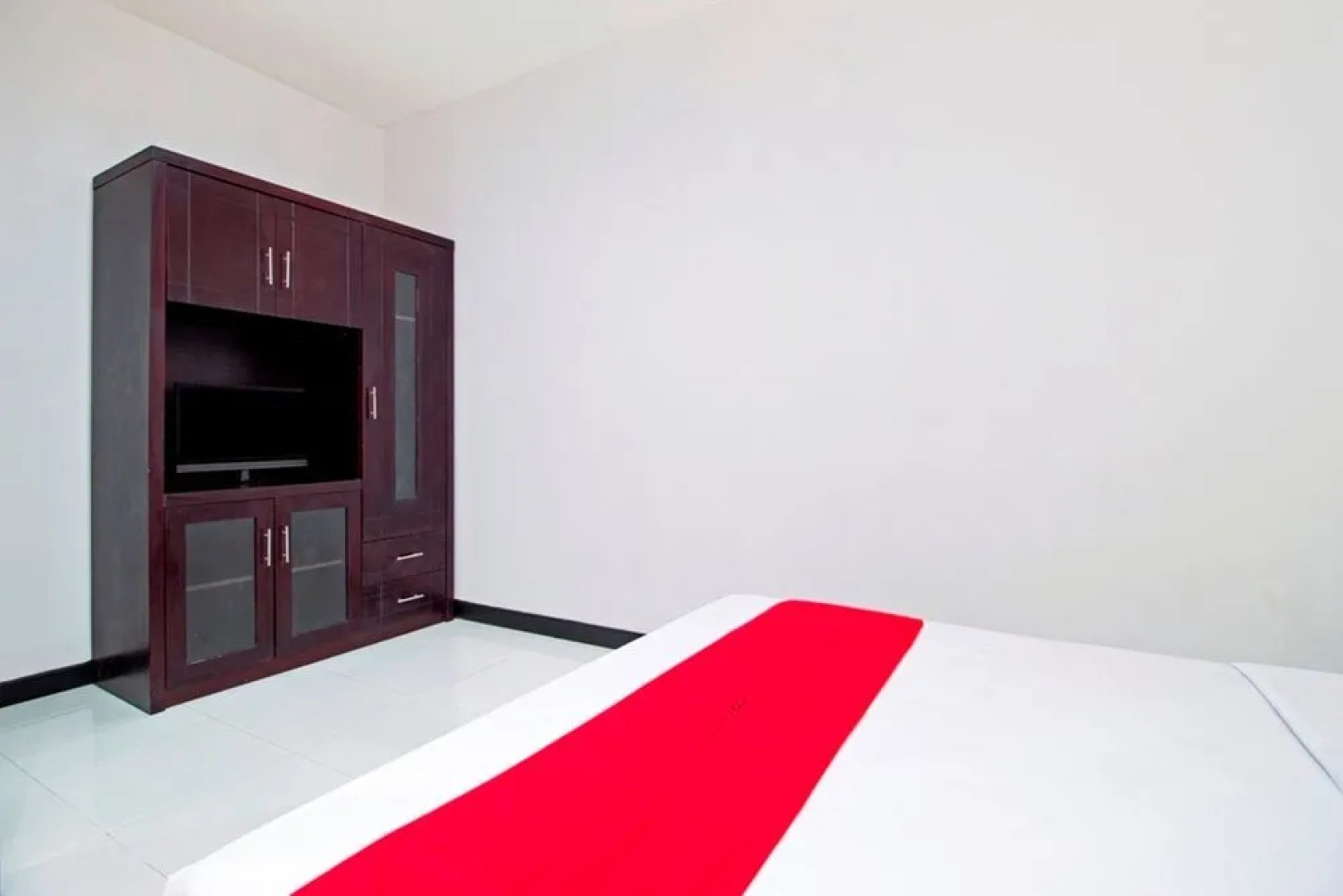 RedDoorz Plus Near ITC Fatmawati