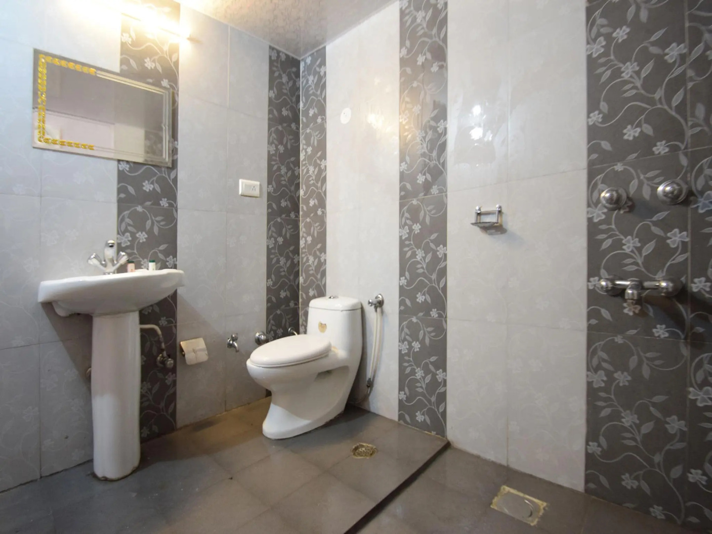 Capital O 11741 Hotel Nest