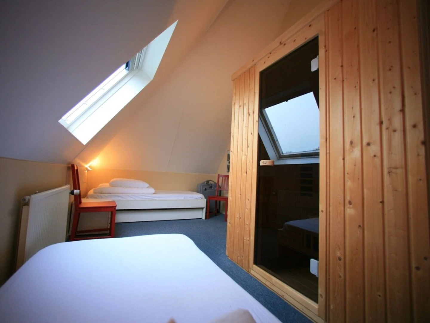 Comfortable bungalow with massage shower, within nature