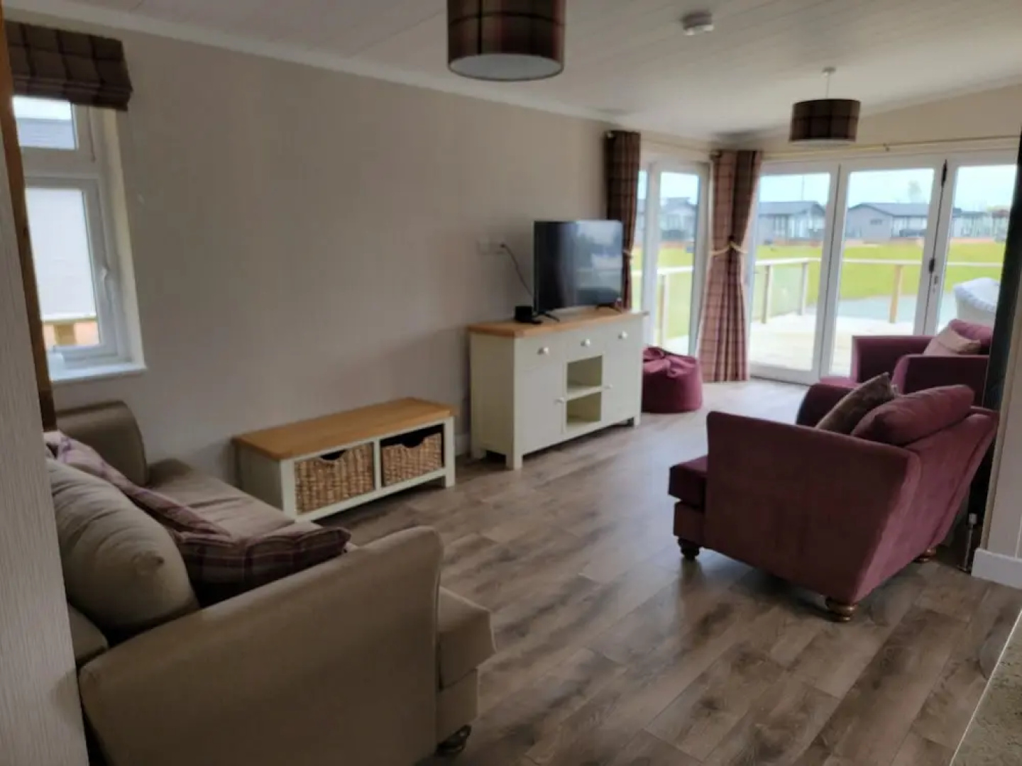 Luxury 2-bed Lodge in Routh, Sleeps 4 With Hot Tub