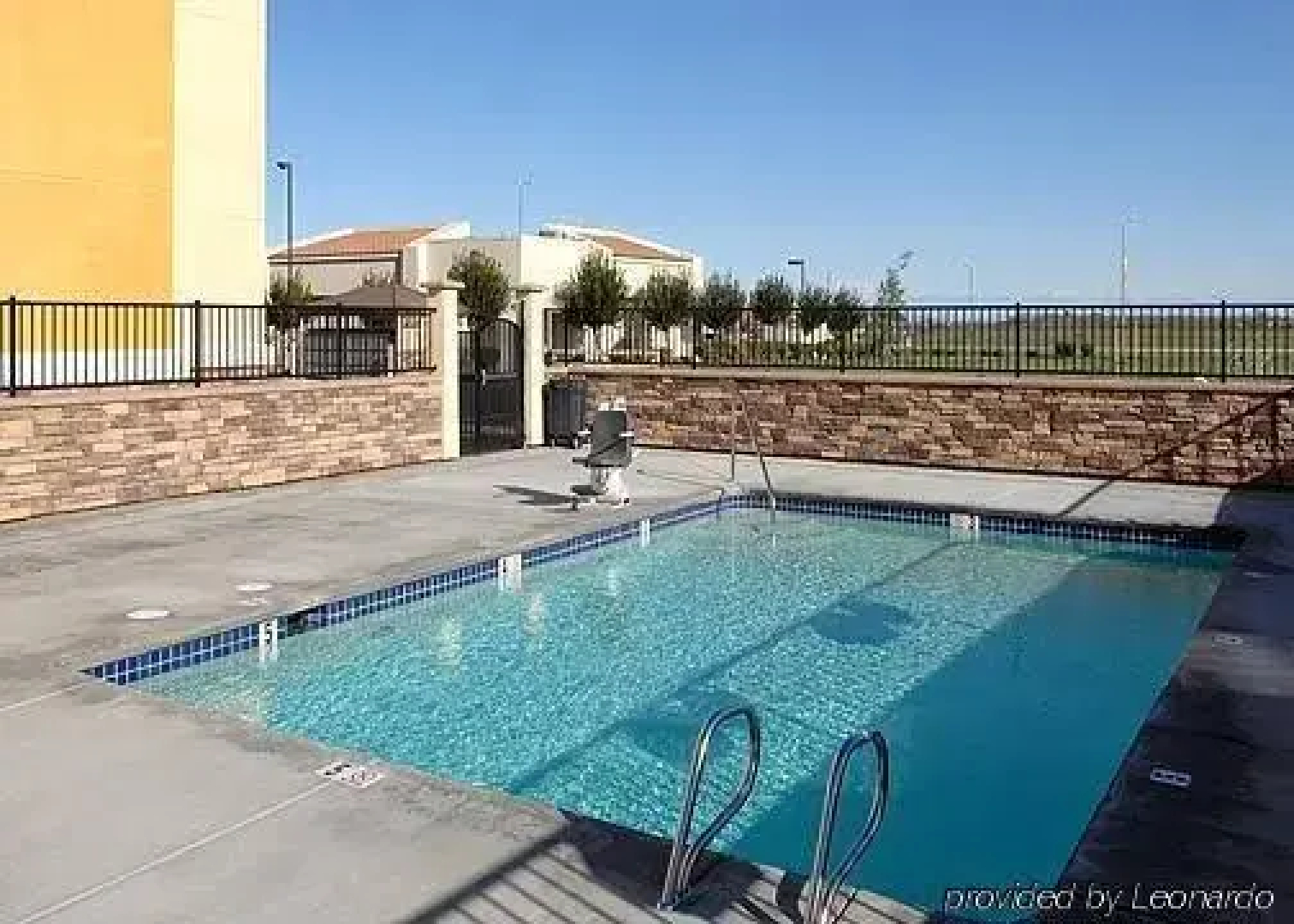 Comfort Suites I-80 W. Of UCD