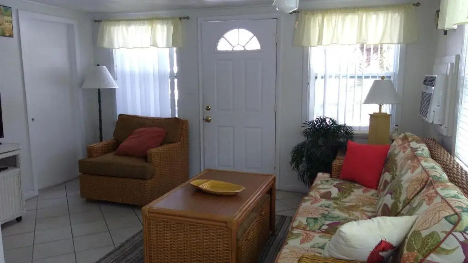 Tropical Winds Beachfront Motel and Cottages