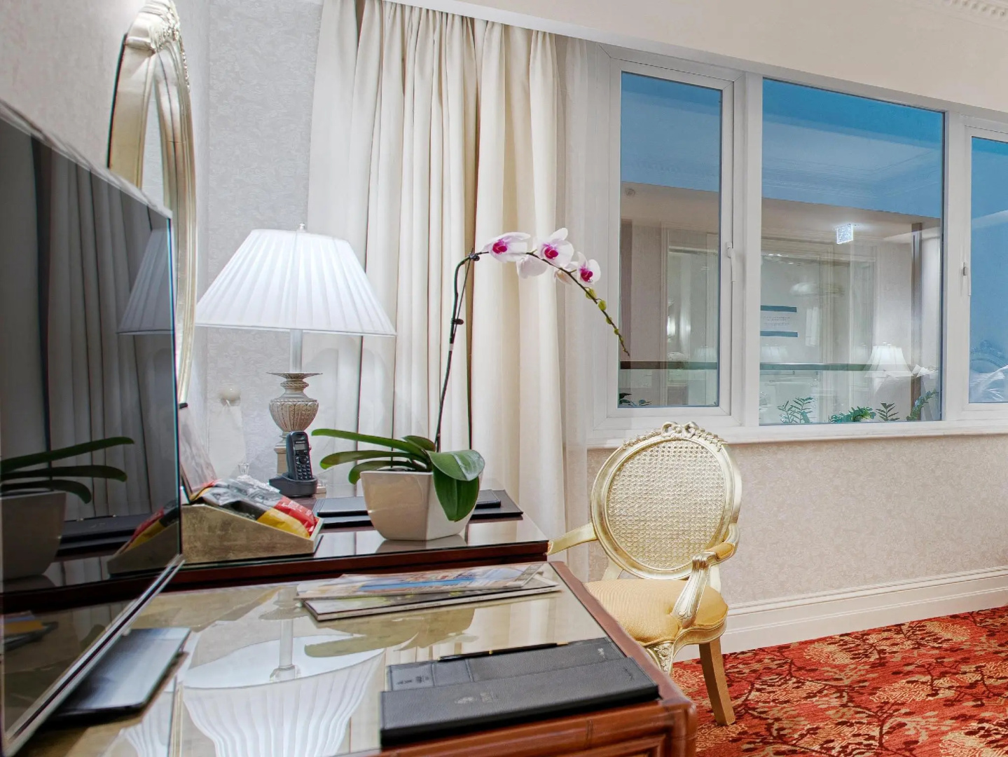Apricot Hotel
