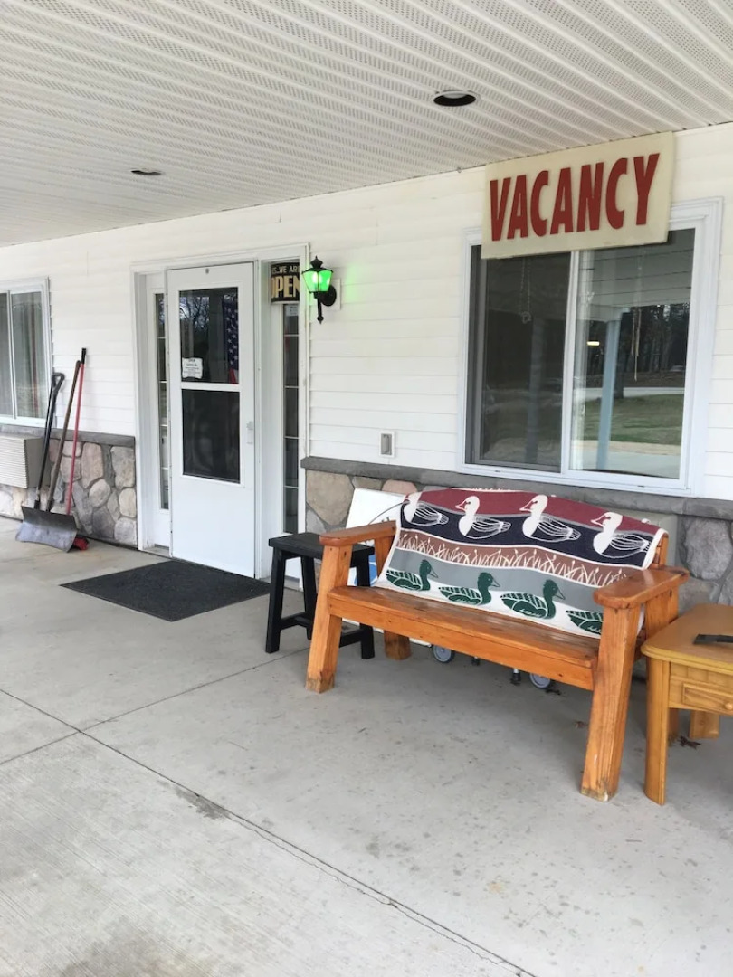 Scully's Manistee Outpost Motel