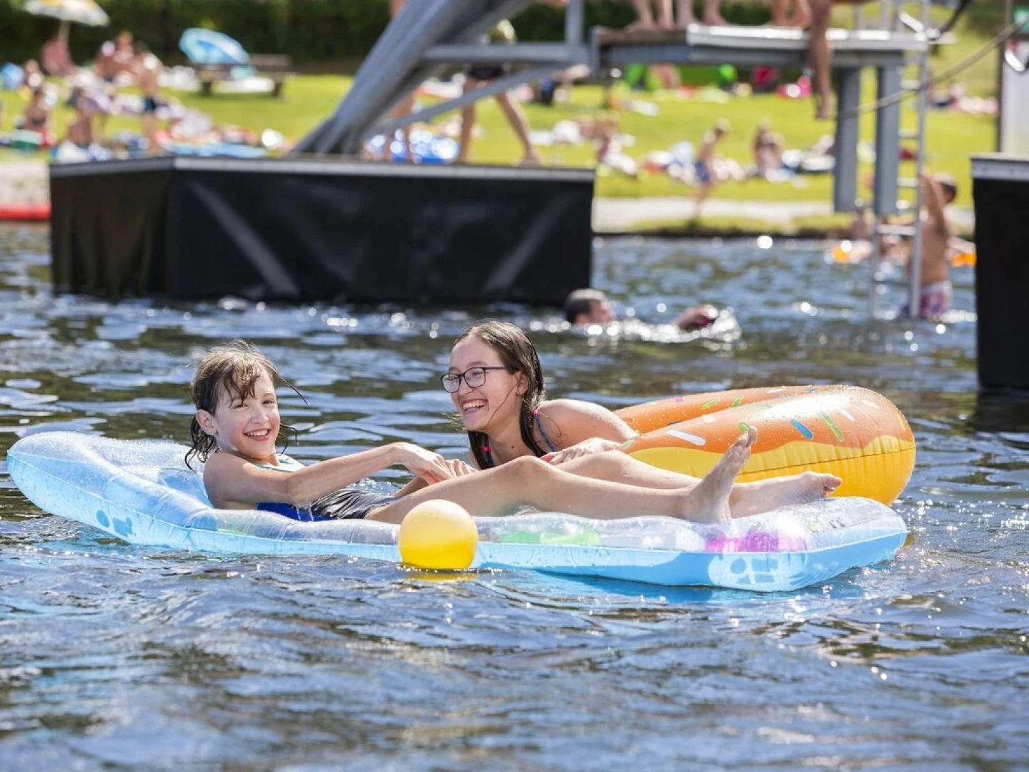 Detached Bungalow with Washing Machine near Lake