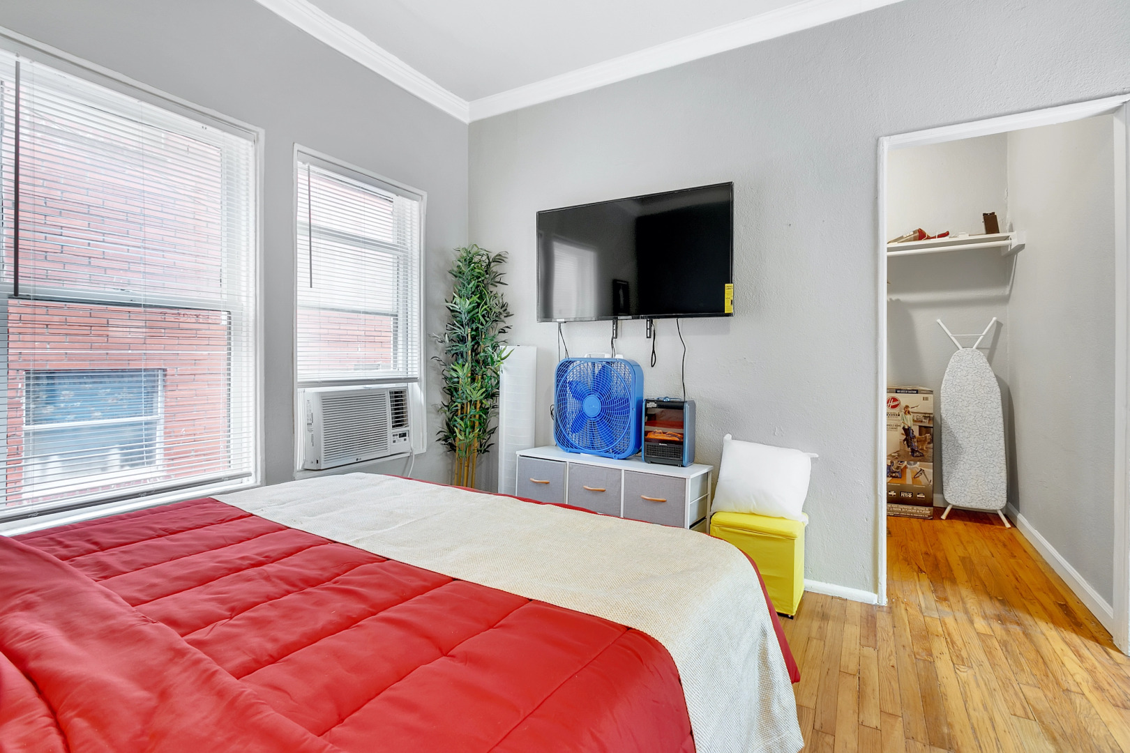 Studio Apt For A Long Term Stay With Parking Included!