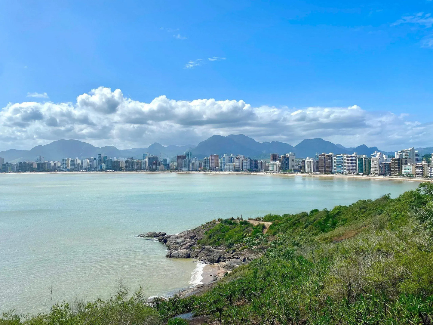Casa 5 quartos, ampla, a 100 metros da praia. Amigos e família são bem vindos a essa casa. Venha viver momentos inesquecíveis aqui.