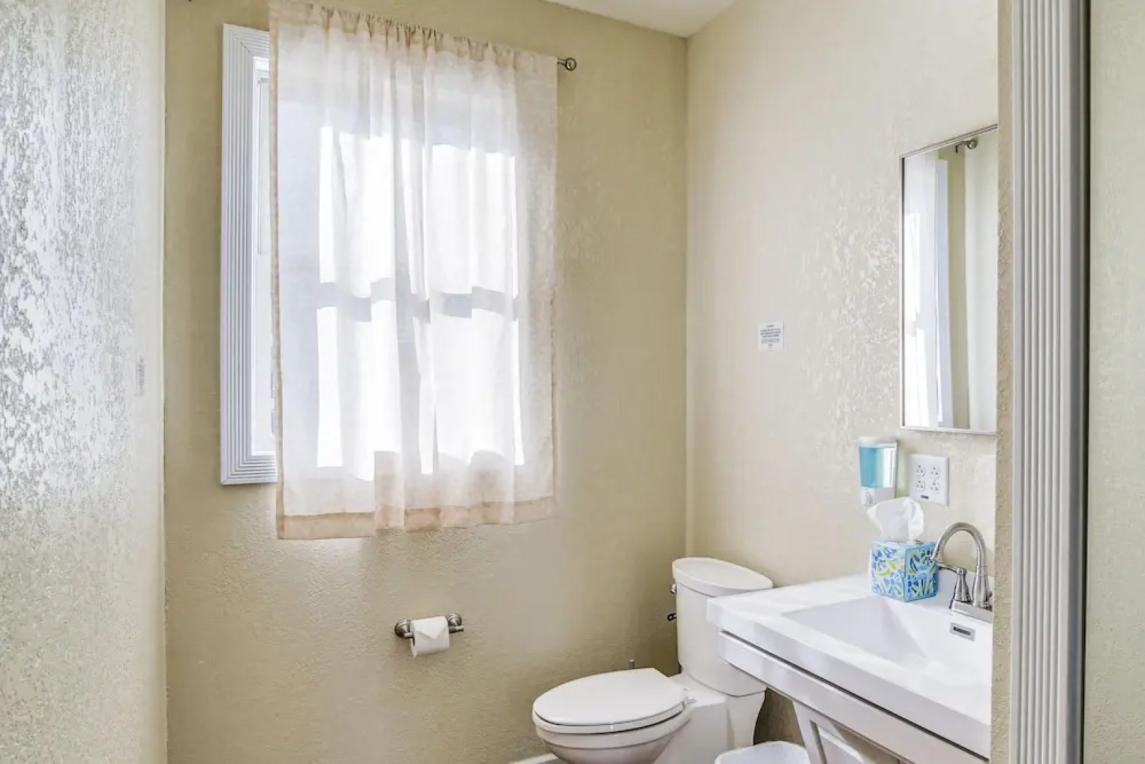 2 Mi to Main St: Newton Guest House