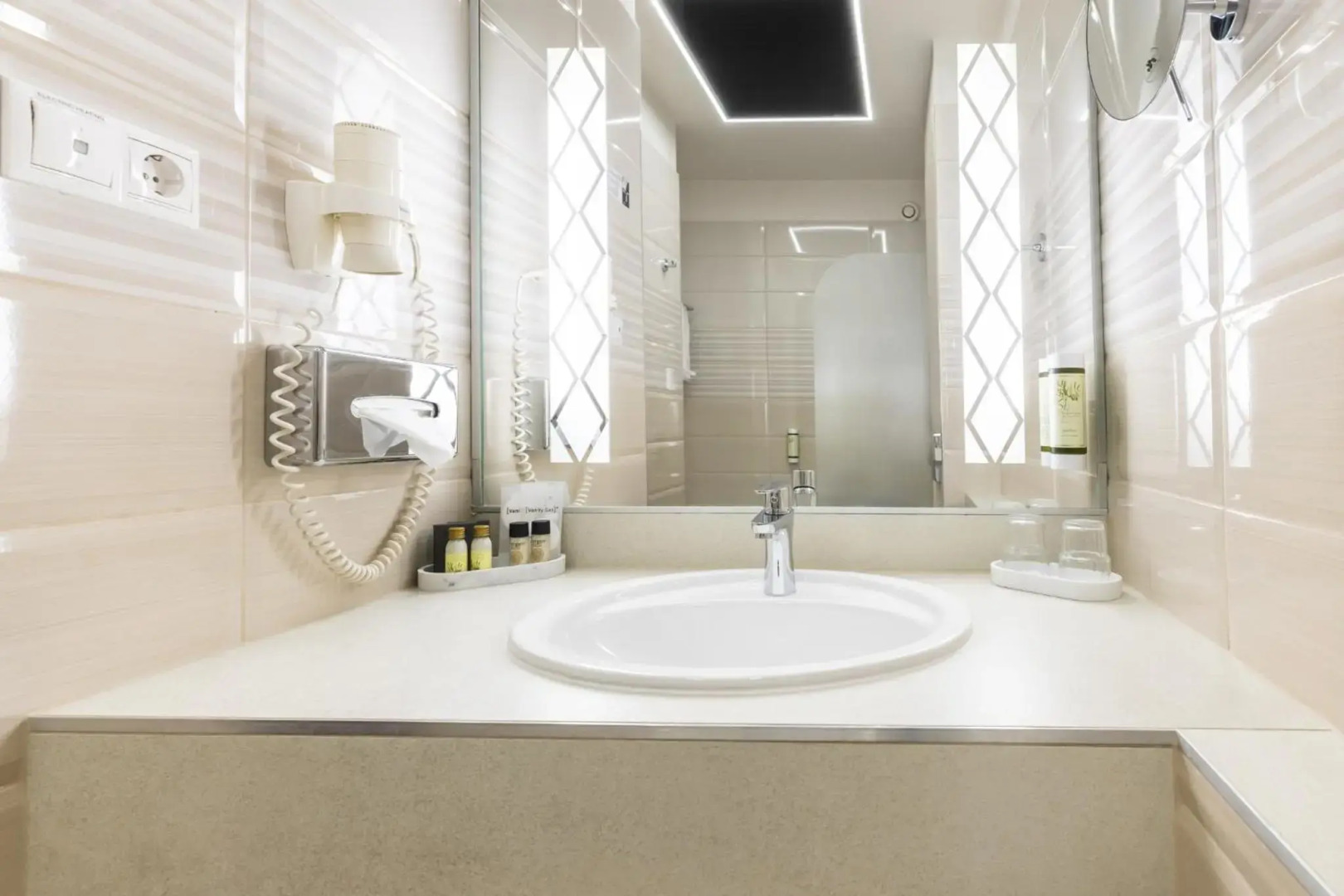 Отель Premier Inn Dubai Dragon Mart