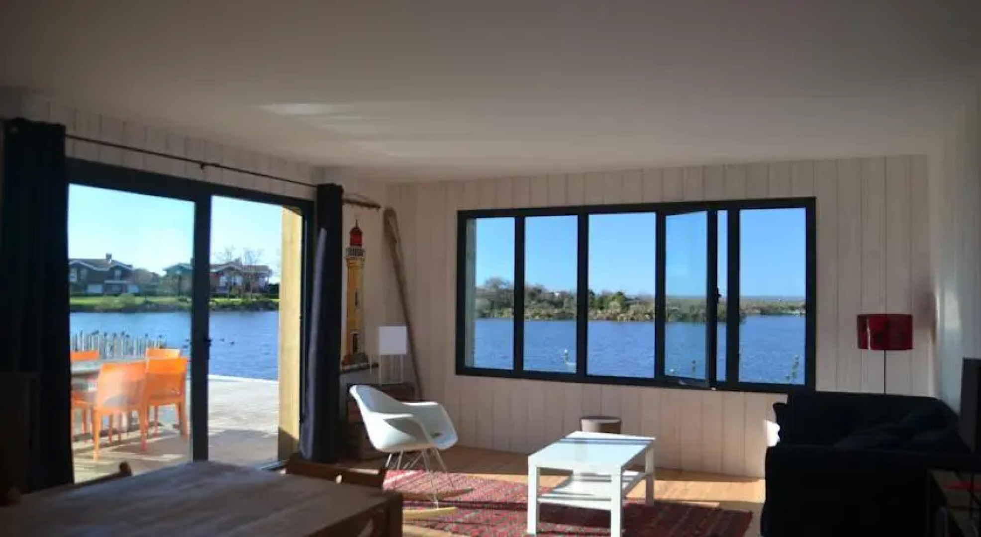 Maison au bord de leau au port de Larros