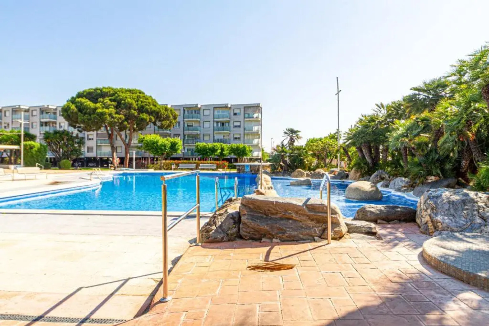Residencial Costamar next Bcn, 50m beach with swimmingpool
