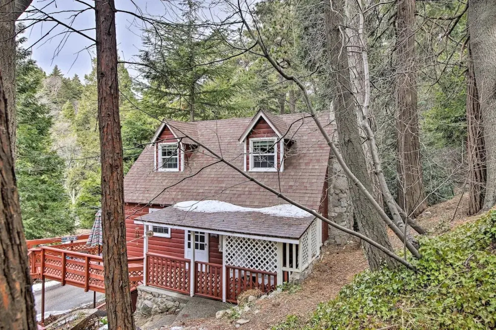 Vintage 'snow White' Cottage ~ 2 Miles to Village!