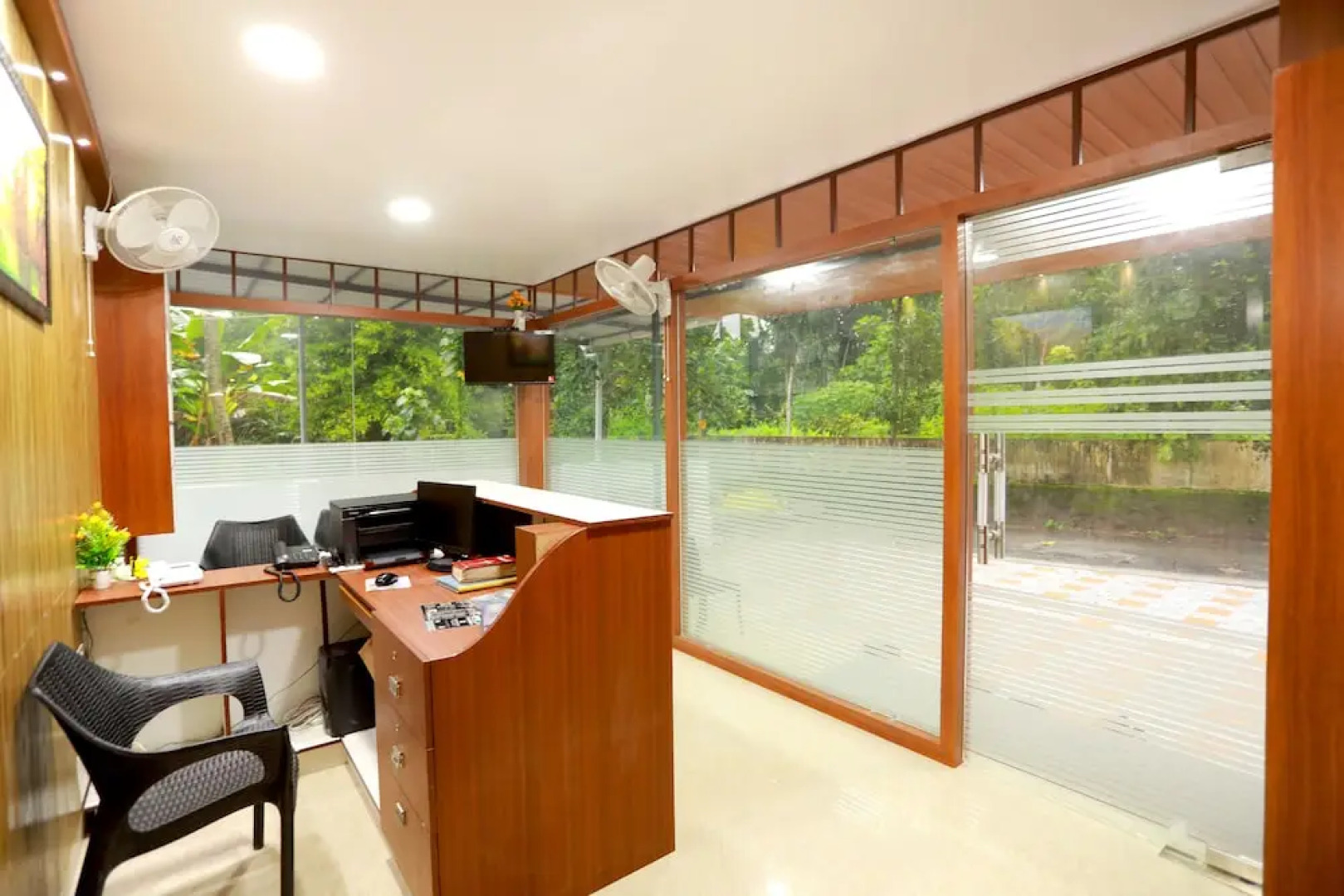 Base 9 Airport Hotel