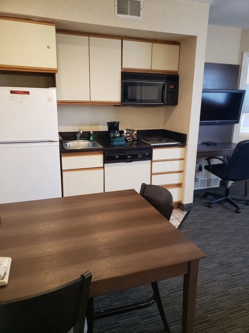 Hawthorn Suites by Wyndham Detroit Warren