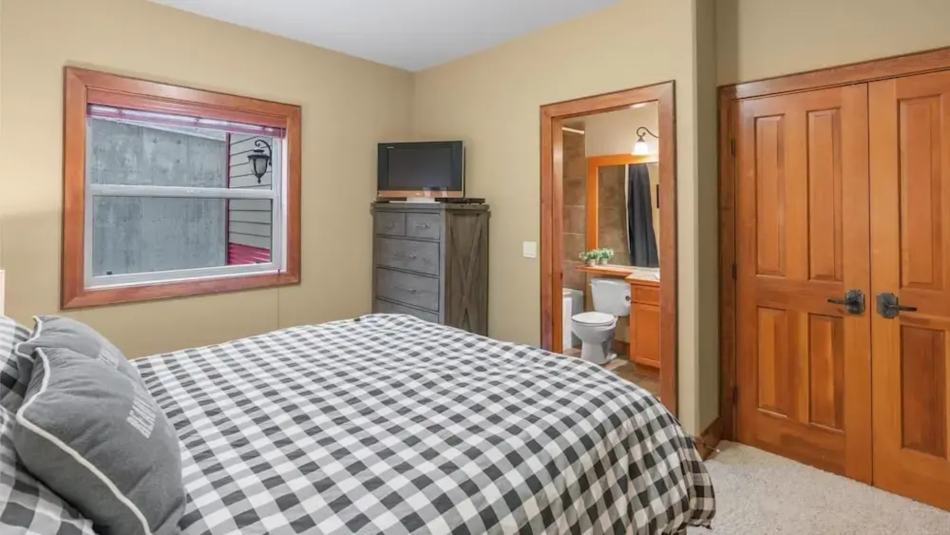 I Spy - Cozy Pet Friendly, Ski In/Ski Out Condo with Private Hot Tub