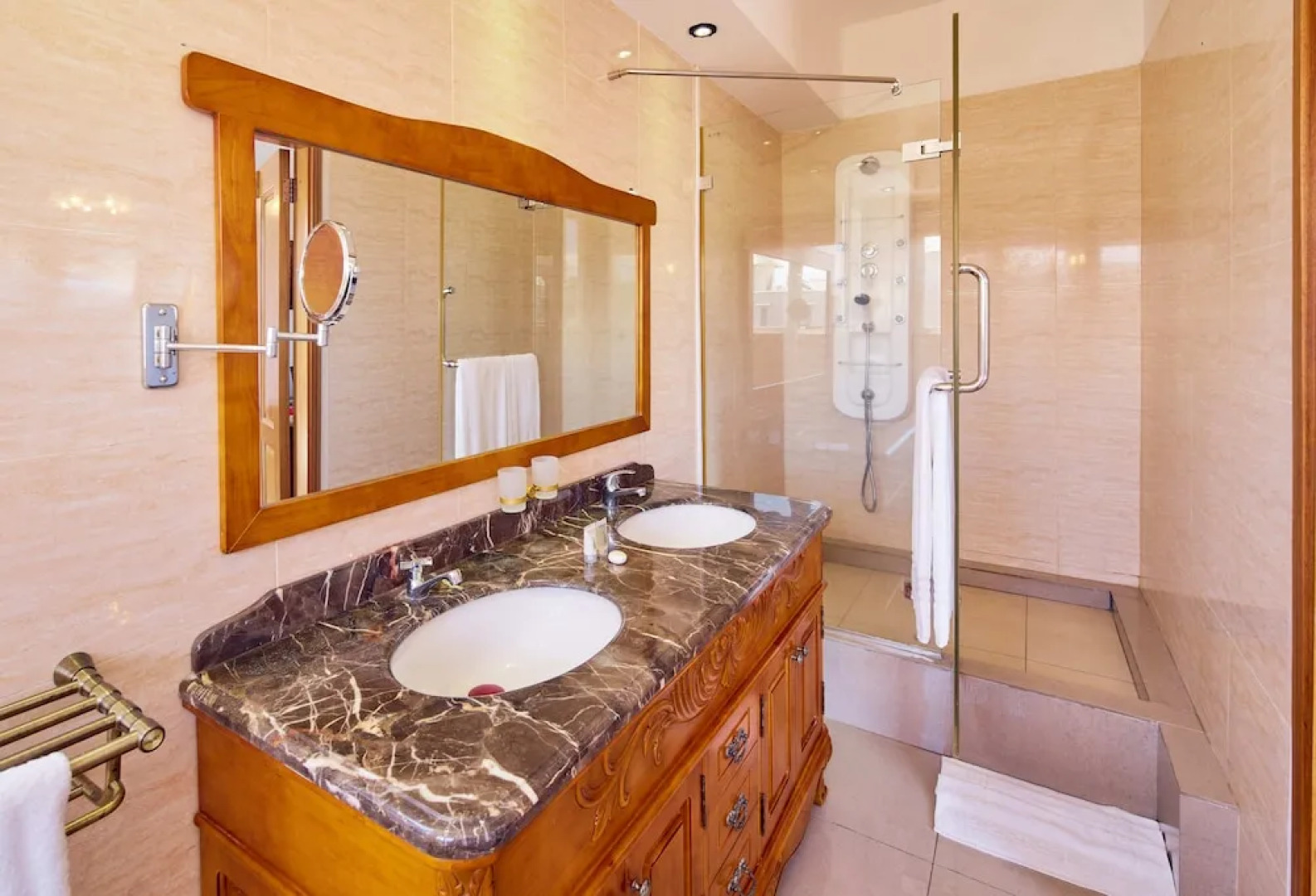 BurNas Beach & Apartments