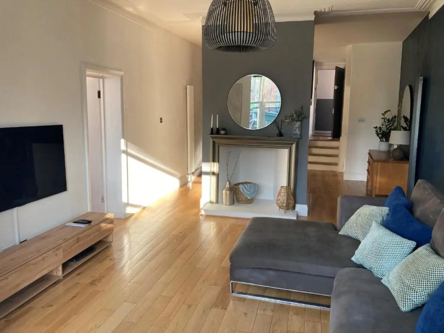 The Clock Tower Apartment - Large, Modern, 2 bed apartment, Southsea with Free parking - sleeps 4