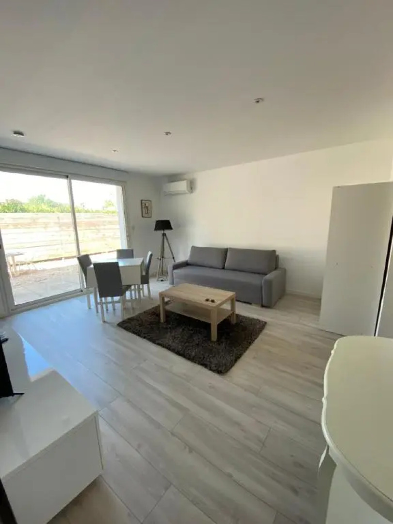 T2 en rez de villa avec jardin à 800m de la plage, à la semaine