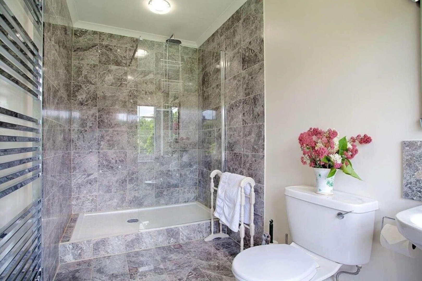 Secluded country house gem with swimming pool & tennis court