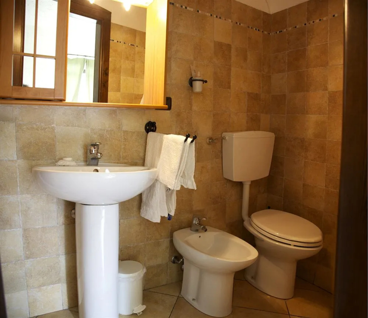 Chalet sul lago Hotel In Montagna