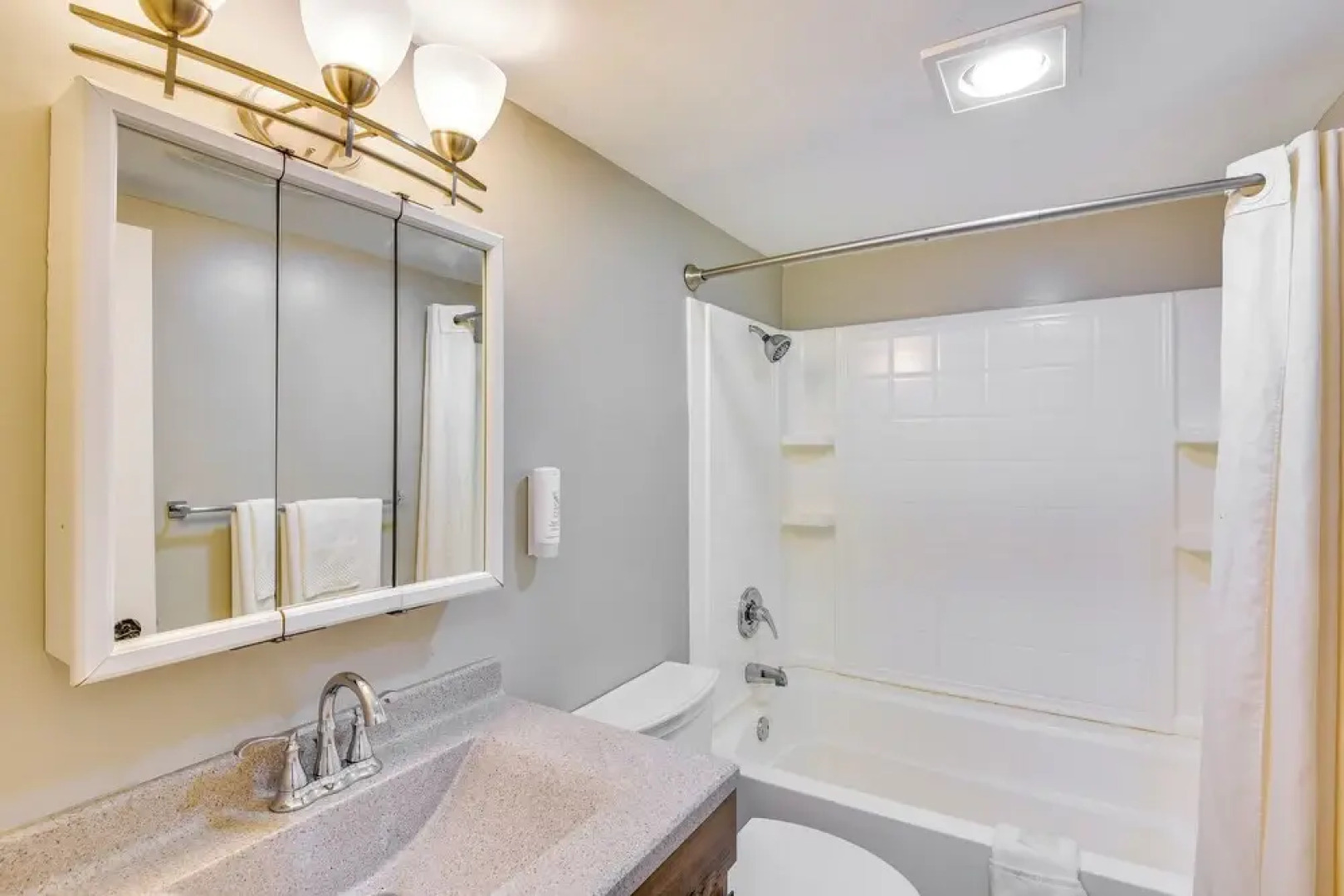 2 Mi to Warren Dunes: Sawyer Apartment w/ Deck!