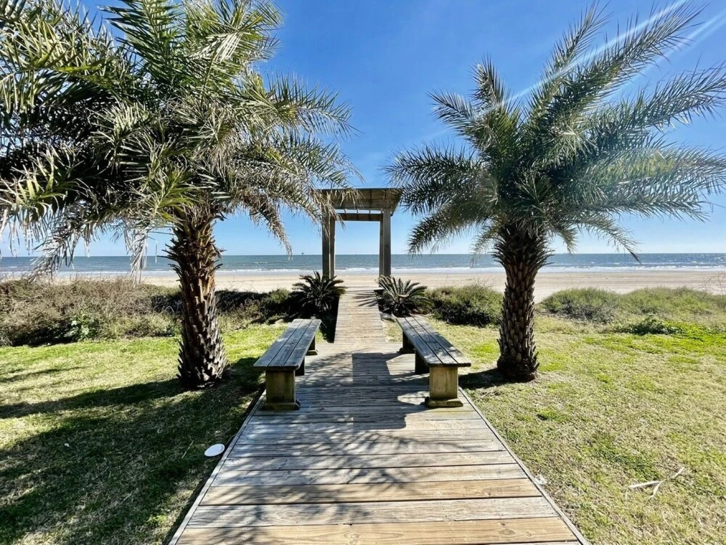 23 Yards To The Sea 6 Bedroom Home by Redawning