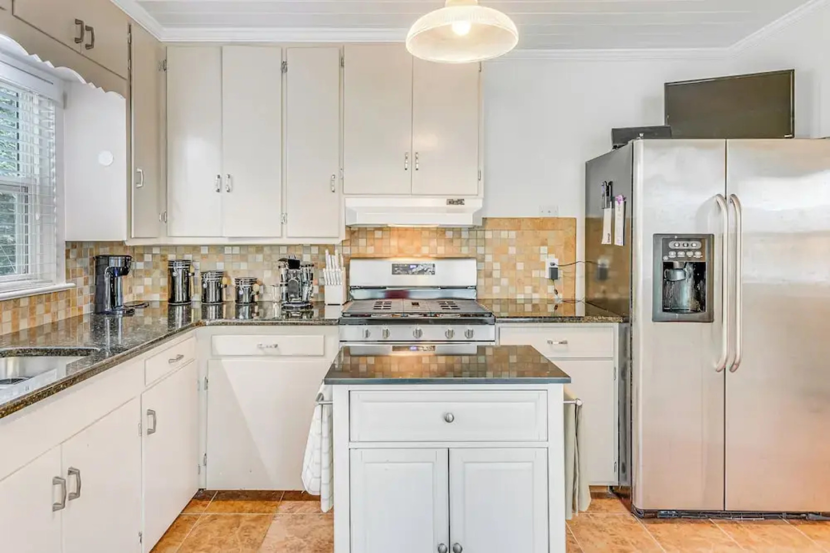 Charming Fairhope Home ~ 2 Mi to North Beach Park!