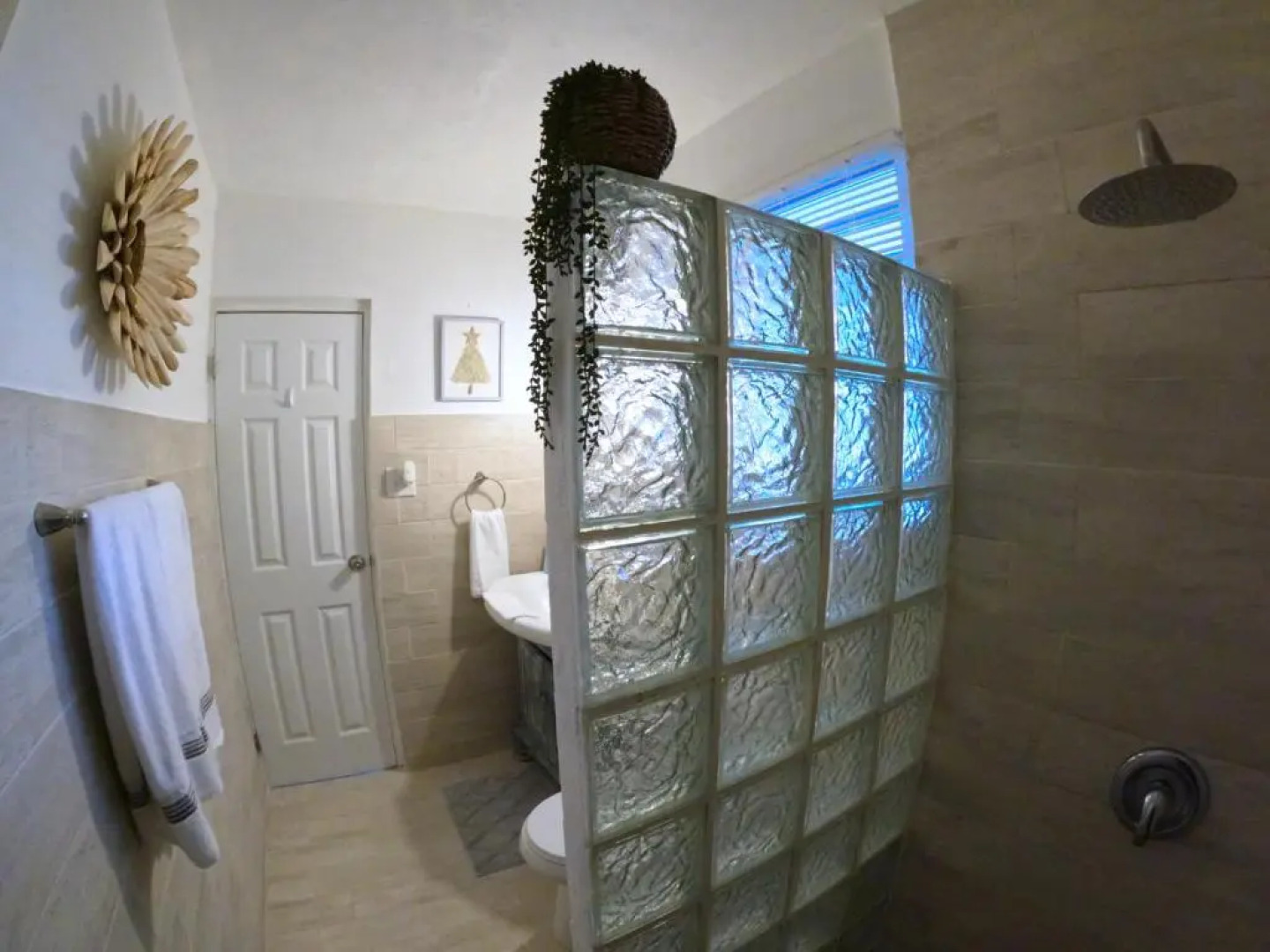 Luna del Mar Guest House , Jacuzzi, & BBQ , Free Wifi & Parking Private